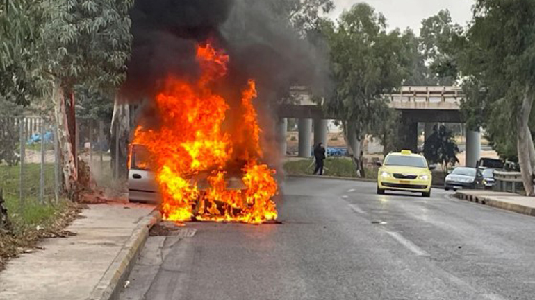 Πειραιάς: Αυτοκίνητο τυλίχθηκε στις φλόγες στην είσοδο της Συγγρού