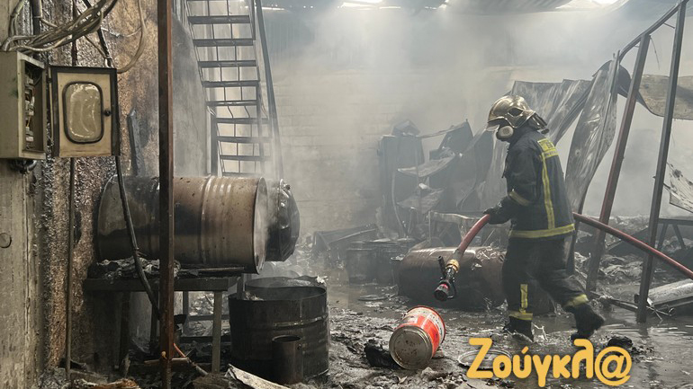 Υπό μερικό έλεγχο η πυρκαγιά σε αποθήκη πολυεστερικών στον Ασπρόπυργο