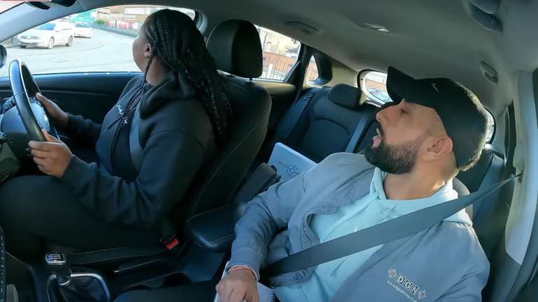 Γυναίκα ξεχνά να βάλει μπροστά το αυτοκίνητο σε εξέταση οδήγησης