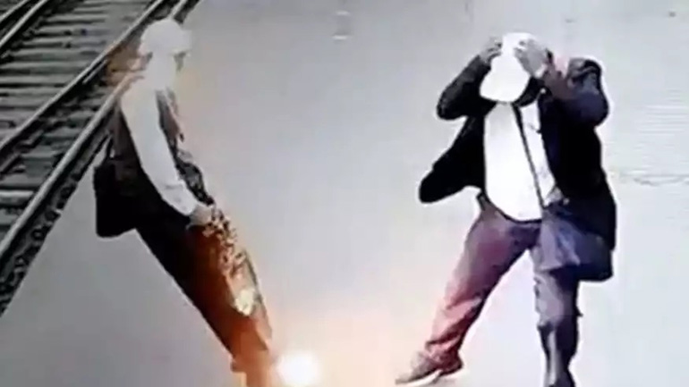 Καλώδιο έπεσε πάνω σε ελεγκτή εισιτηρίων και έπαθε ηλεκτροπληξία – Σοκαριστικό βίντεο