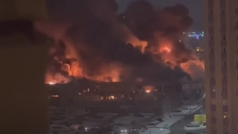 Ένας νεκρός από την τεράστια πυρκαγιά στο εμπορικό κέντρο σε προάστιο της Μόσχας