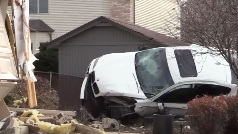 Υπάλληλος αντιπροσωπείας έπεσε με BMW X6 M πάνω σε σπίτι κατά τη διάρκεια test drive