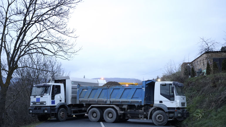 Κόσοβο: Σέρβοι έστησαν οδοφράγματα για να αποκλείσουν την κυκλοφορία