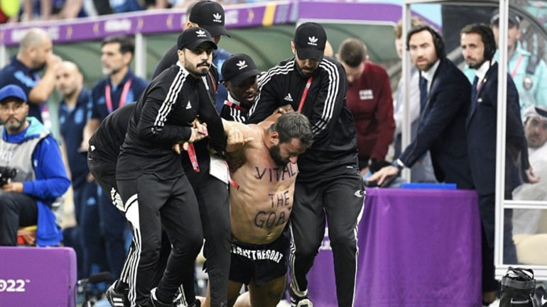 Ολλανδία – Αργεντινή: Οπαδός εισέβαλε στο γήπεδο και διέκοψε το ματς