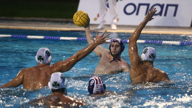 Πόλο: Για ένα ημίχρονο δυσκολεύτηκε ο Ολυμπιακός, 15-7 τον Παναθηναϊκό