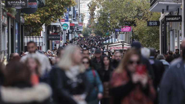 Σε εορταστικούς ρυθμούς αγορά και καταναλωτές – Τονωτική ένεση ρευστότητας για τις εμπορικές επιχειρήσεις
