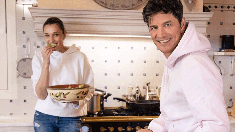 Σάκης Ρουβάς: Μαζεύει αβγά στη φάρμα του σπιτιού του