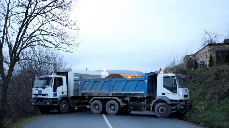 Κόσοβο: Αποφασισμένοι να παραμείνουν στα οδοφράγματα οι Σέρβοι του Κοσόβου