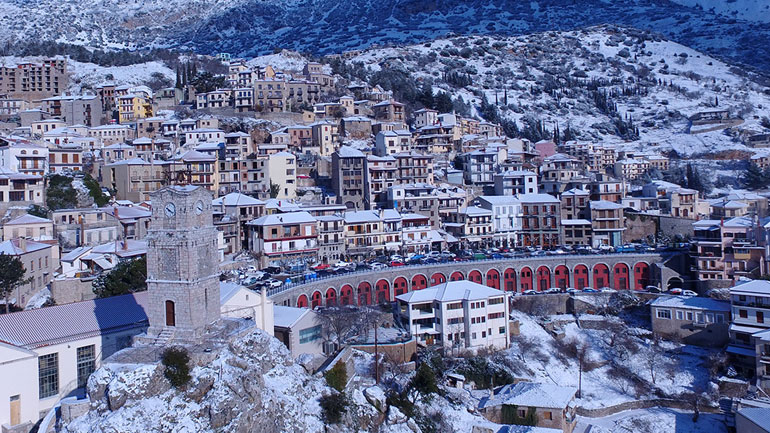 Συνεχίζουν να υποχωρούν οι τιμές των χειμερινών εξοχικών