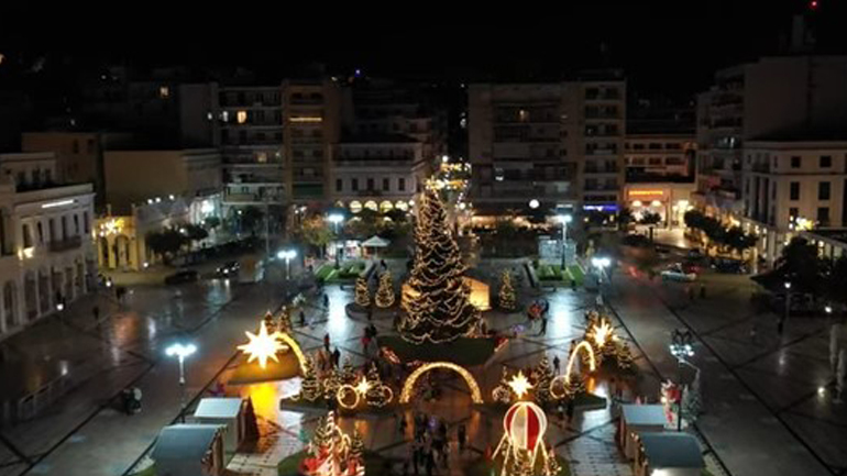 Η πλατεία Γεωργίου Α’ στην Πάτρα έβαλε τα γιορτινά της