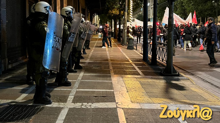 Χημικά και κρότου λάμψης στο κέντρο της Αθήνας στην πορεία για τον θάνατο του 16χρονου Ρομά – 23 προσαγωγές