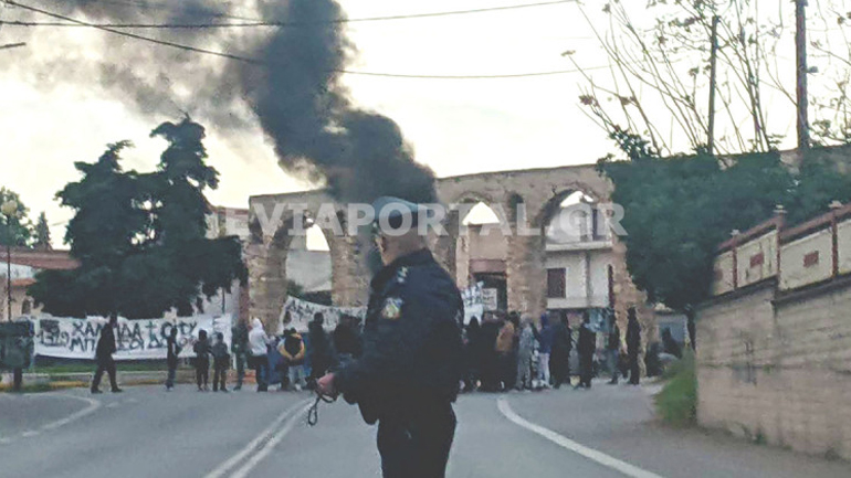Ένταση και φωτιές από Ρομά σε Ασπρόπυργο και Χαλκίδα