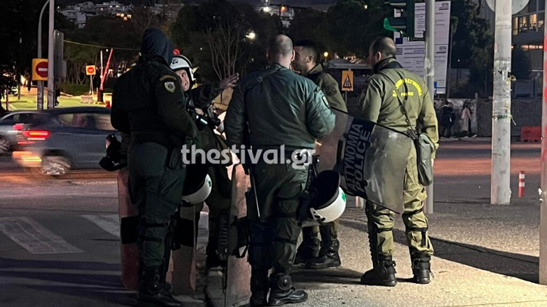 Θεσσαλονίκη: Μολότοφ στα ΜΑΤ έξω από την πύλη Εμπορίου της ΔΕΘ