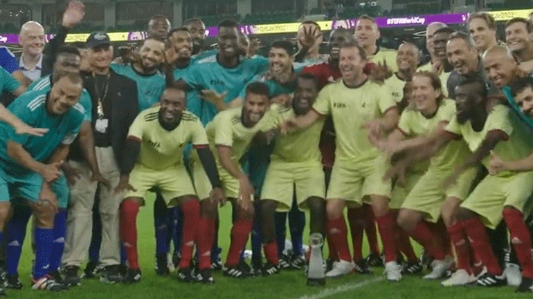 «Θρύλοι της FIFA» και εργαζόμενοι στο Κατάρ σε συμβολικό αγώνα με διαιτητή τον Ινφαντίνο