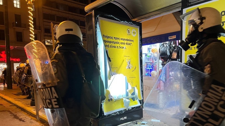 Δύο συλλήψεις από τις 26 προσαγωγές στη συγκέντρωση στο κέντρο της Αθήνας για τον θάνατο του 16χρονου Ρομά