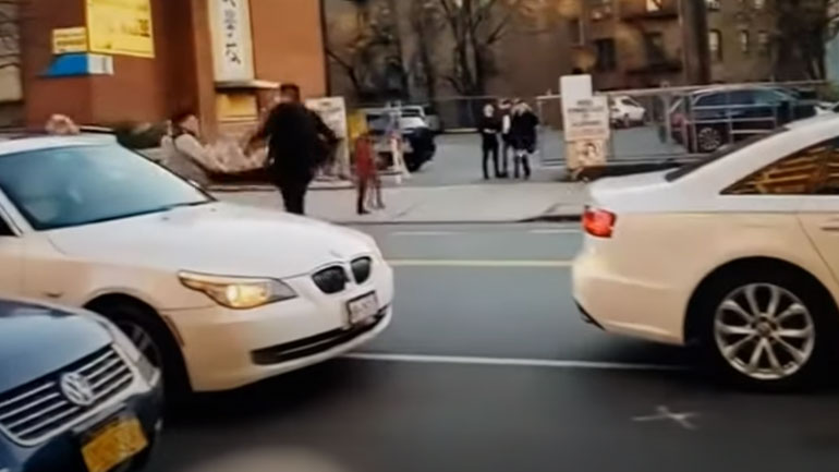 Τον πέρασε με το αυτοκίνητο μέσα από τζαμαρία, για μία θέση παρκινγκ