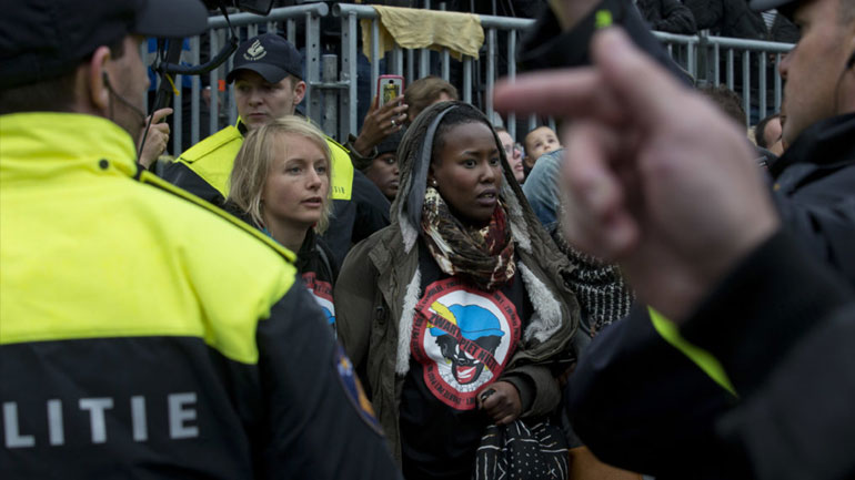 Ολλανδία: Εργαζόμενοι στο ΥΠΕΞ αποκαλούνταν «πίθηκοι» – Ζήτησε συγγνώμη η κυβέρνηση