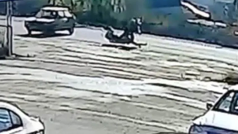 Βίντεο – ντοκουμέντο από τροχαίο με εγκατάλειψη στα Τρίκαλα