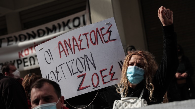 Επιστροφή με δύο τεστ την εβδομάδα και μάσκα υψηλής προστασίας για τους υγειονομικούς που δεν έχουν εμβολιαστεί