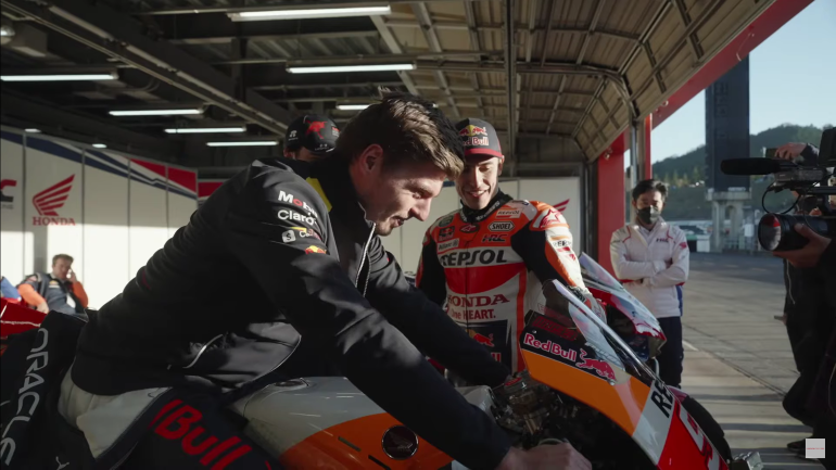 Από έναν Πρωταθλητή στον άλλον – Ο Marc Marquez την μοτοσυκλέτα του στον Max Verstappen