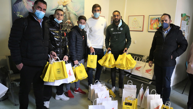 Ο Όμιλος Επιχειρήσεων Σαρακάκη και οι αθλητές του Άρη στο πλευρό των παιδιών του Συλλόγου Λάμψη