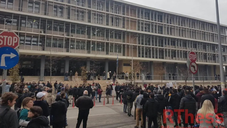 Θεσσαλονίκη: Στον εισαγγελέα οι τρείς συλληφθέντες – Συγκέντρωση αντιεξουσιαστών στο δικαστικό μέγαρο