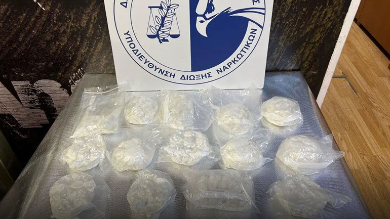 Την έπιασαν με τρία κιλά κρυσταλλικής μεθαμφεταμίνης
