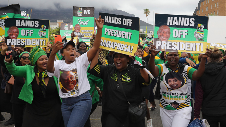 Ν. Αφρική: Ο Ραμαφόσα ξεπερνά την απειλή παύσης του, παραμένει πρόεδρος