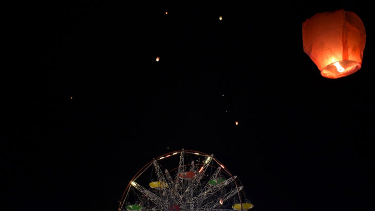 Χριστούγεννα στην Καστοριά: Τα ιπτάμενα φαναράκια πέταξαν στον ουρανό