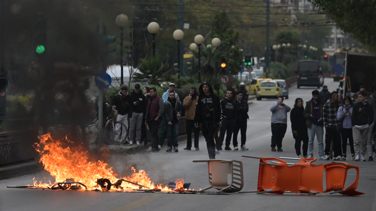 Ένταση στην ΑΣΟΕΕ:  Δέκα προσαγωγές, άνοιξε η Πατησίων – 25 προσαγωγές έξω από τη Νομική