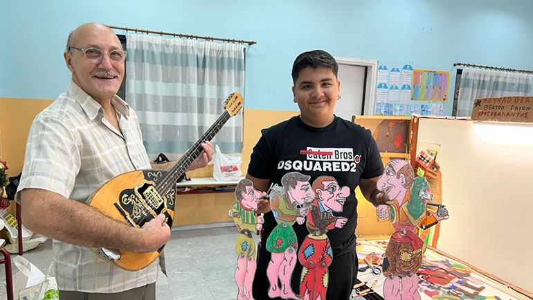 Καραγκιοζοπαίχτης ετών 12 «πάντρεψε» την τραπ με τον Καραγκιόζη – Γίνεται το αδιαχώρητο στις παραστάσεις του