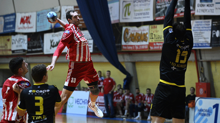 Χάντμπολ: Ο Ολυμπιακός πήρε το ντέρμπι της… πρωτιάς στην κανονική περίοδο, 22-20 την ΑΕΚ