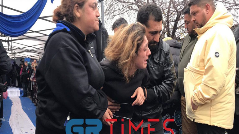 Θάνατος 16χρονου: Σε κλίμα οδύνης η πομπή για τα κοιμητήρια Ευόσμου