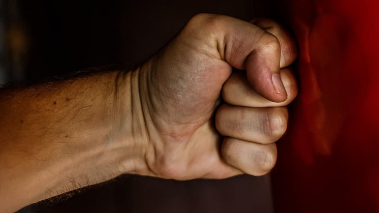 Άγριος καυγάς σε κεντρικό δρόμο του Ηρακλείου – Στο νοσοκομείο ένα άτομο