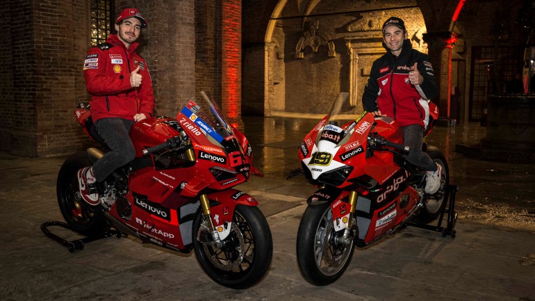 Δύο εορταστικές αριθμημένες εκδόσεις της Ducati Panigale V4