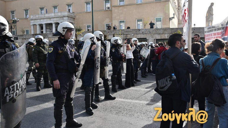 Ολοκληρώθηκε η πορεία των εκπαιδευτικών στο κέντρο της Αθήνας