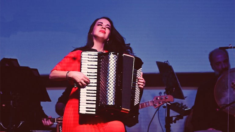 Κατάμεστο το Πολεμικό Μουσείο στην παρουσίαση των νέων τραγουδιών της Ζωής Τηγανούρια