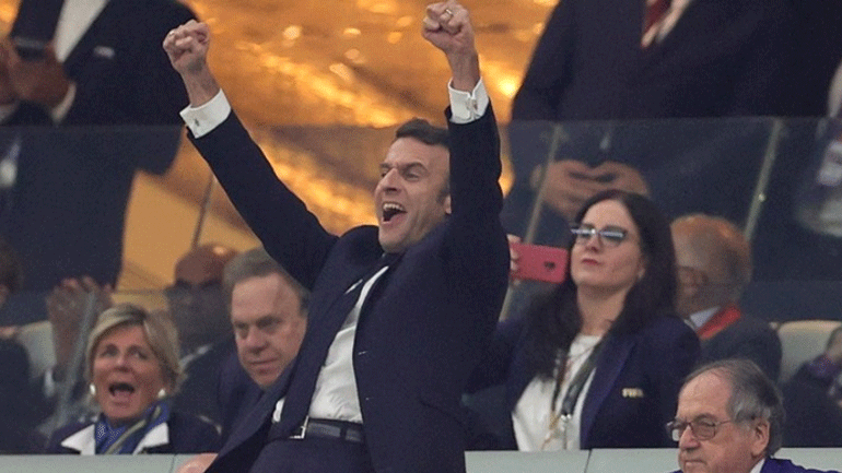 Μακρόν: «Θα είμαστε μαζί μέχρι το τέλος, σταυρώνω τα δάχτυλά μου για την Κυριακή»