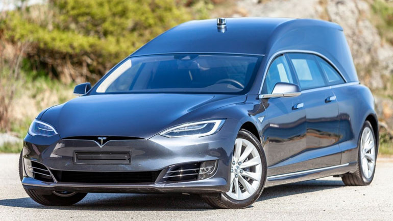 Tesla νεκροφόρα για μία ήσυχη αλλά ροπάτη τελευταία βόλτα