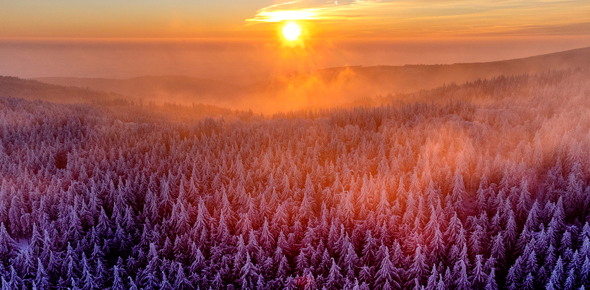 Η ανατολή του Ηλίου σε μια οροσειρά της Γερμανίας