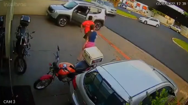 Υπάλληλος σταματά το αυτοκίνητο μιας γυναίκας που ξέχασε να σηκώσει χειρόφρενο