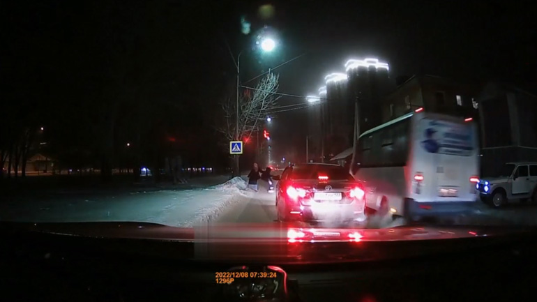 Γυναίκα σώζει ένα παιδί από ατύχημα