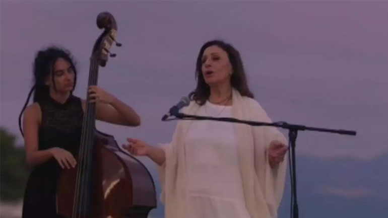 Χαρούλα Αλεξίου – Maestro: Τραγούδησε την «Προσευχή» κάνοντας τους πάντες να ανατριχιάσουν με τη φωνή της