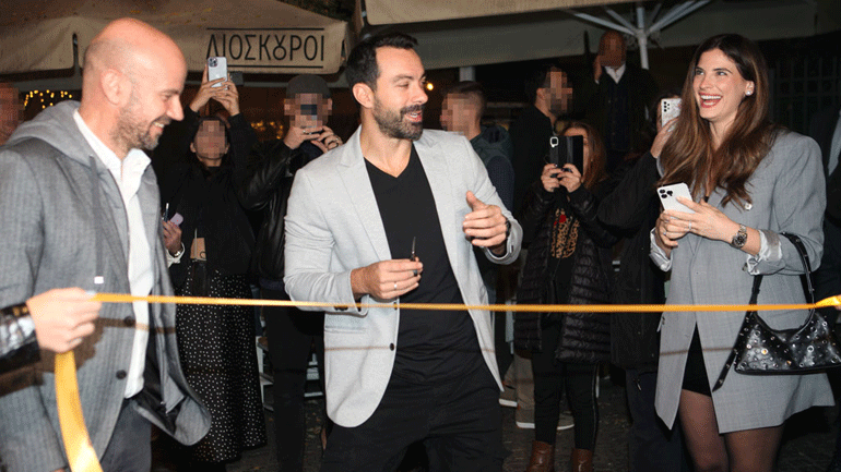 Σάκης Τανιμανίδης: Εγκαινίασε το νέο του κατάστημα στο κέντρο της Αθήνας – Στο πλευρό του η Χριστίνα Μπόμπα