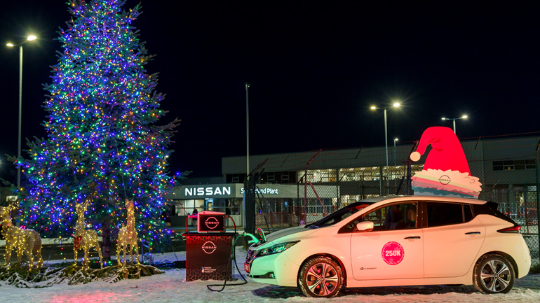 Το Nissan LEAF δίνει ρεύμα στα Χριστουγεννιάτικα λαμπιόνια του εργοστασίου στο Ηνωμένο Βασίλειο