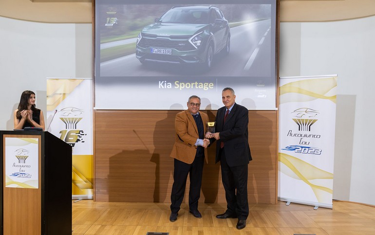 O κ.Ανδρέας Χριστοφορίδης γενικός διευθυντής Εισαγωγικών Εταιριών Αυτοκινήτων του Ομίλου Βασιλάκη παραλαμβάνει τον τίτλο του νικητή για το KIA SPORTAGE από τον Πρόεδρο του ΑτΧ Νίκο Λουπάκη