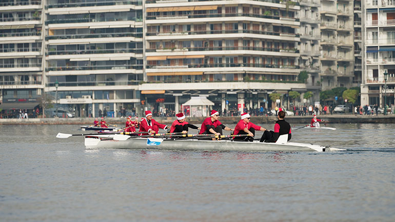 Αγιοβασίληδες προσθαλασσώθηκαν στον Θερμαϊκό!