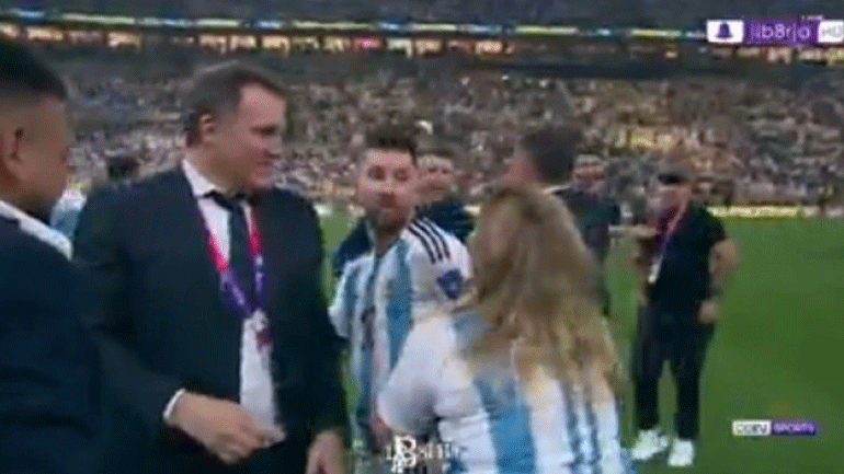 Η μητέρα του Μέσι «μπούκαρε» στο γήπεδο για να αγκαλιάσει τον γιο της!
