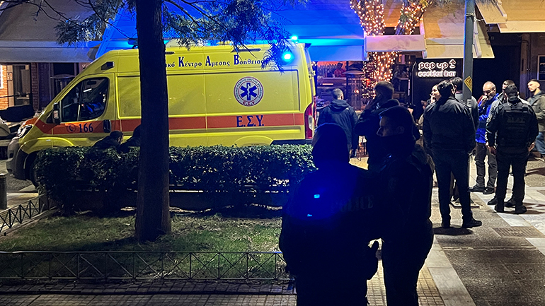 Μακελειό με πυροβολισμούς, δύο νεκρούς και τραυματίες στην πλατεία Νέας Σμύρνης Μακελειό με πυροβολισμούς, δύο νεκρούς και τραυματίες στην πλατεία Νέας Σμύρνης