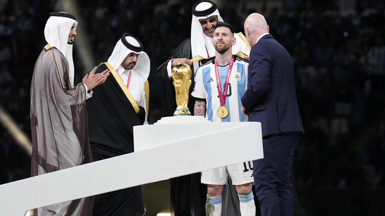 Η ξεχωριστή ενδυμασία του Μέσι όταν σήκωσε το τρόπαιο